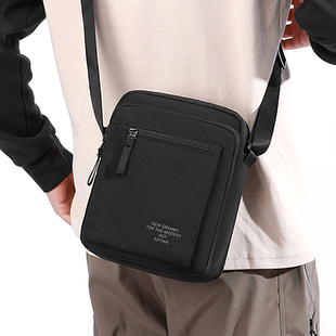 男士斜挎包休闲旅游轻便装水挎包中年爸爸通勤外出便携小背包2026