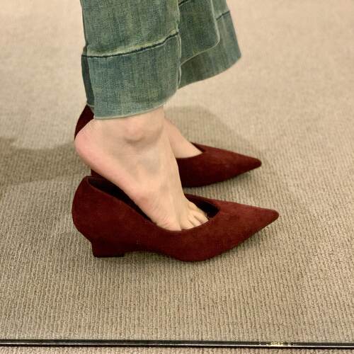 简约风尖头坡跟单鞋女