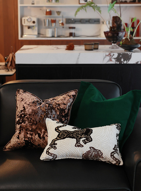 渡家高端咖割绒小狮子腰枕搭配黑色大黑牛皮沙发抱枕靠垫