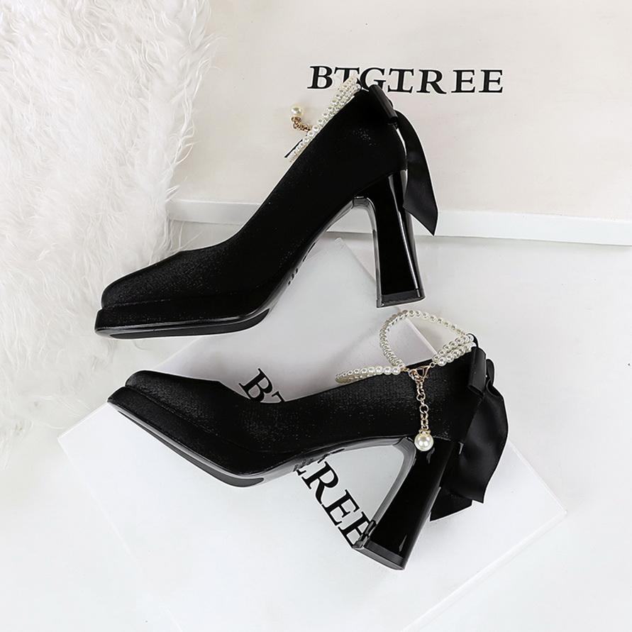 韩版甜美粗跟高跟鞋女珍珠链一字带婚礼鞋后蝴蝶结绸缎防水台单鞋