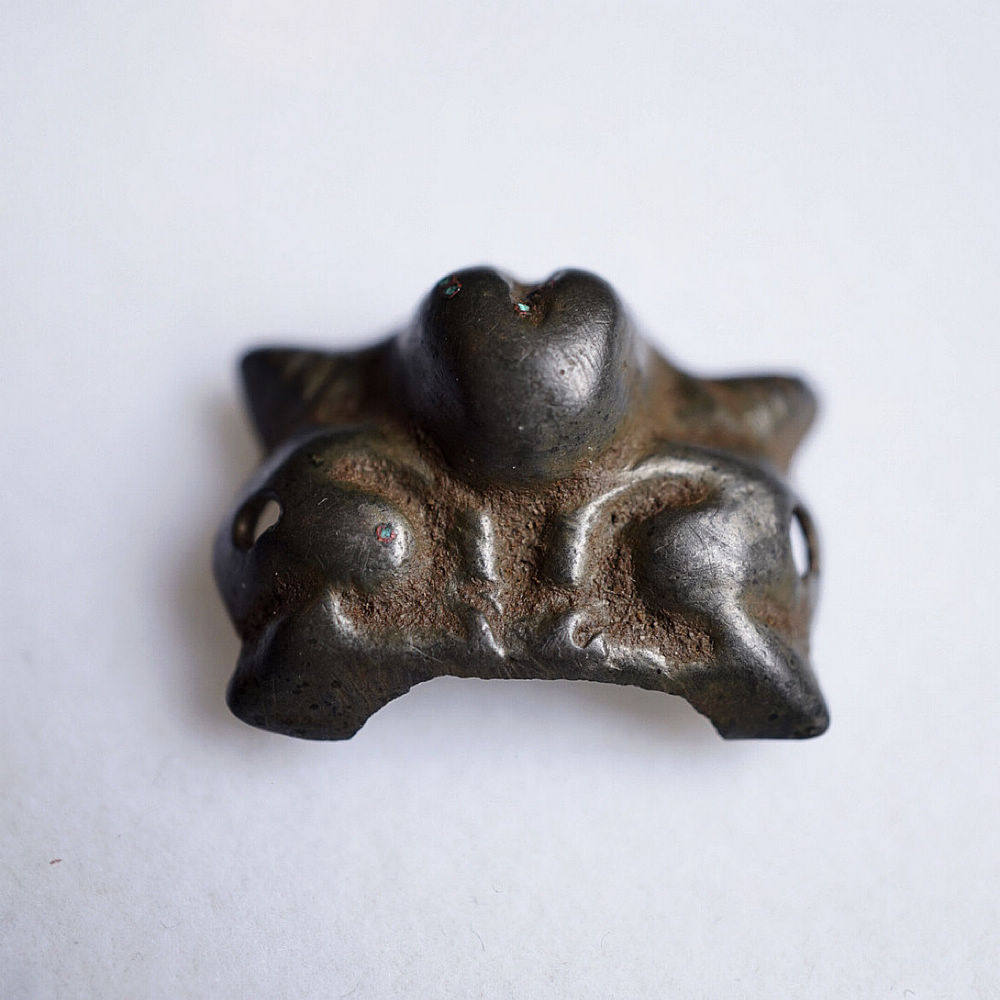 西藏14世纪古格早期雪狮天铁托甲2.2cm 全品 皮壳顶 随身小件老物