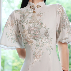 旗袍小晚礼服连衣裙女宴会气质主持人白色中式订婚领证轻奢小众夏