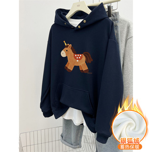 小马印花纽扣连帽卫衣女冬季 套头设计感上衣 加绒加厚潮流宽松大码