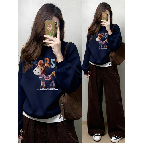 藏蓝色圆领正肩加绒卫衣女洋气2026秋冬新款卡通小马印花时髦上衣
