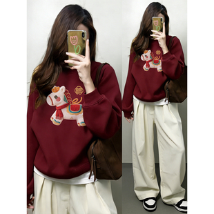 酒红色圆领无帽正肩卫衣女2026爆款 秋冬宽松加绒小马印花新年上衣