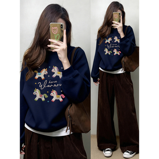 正肩圆领卫衣女2026新款大码胖mm慵懒风宽松显瘦小马印花洋气上衣