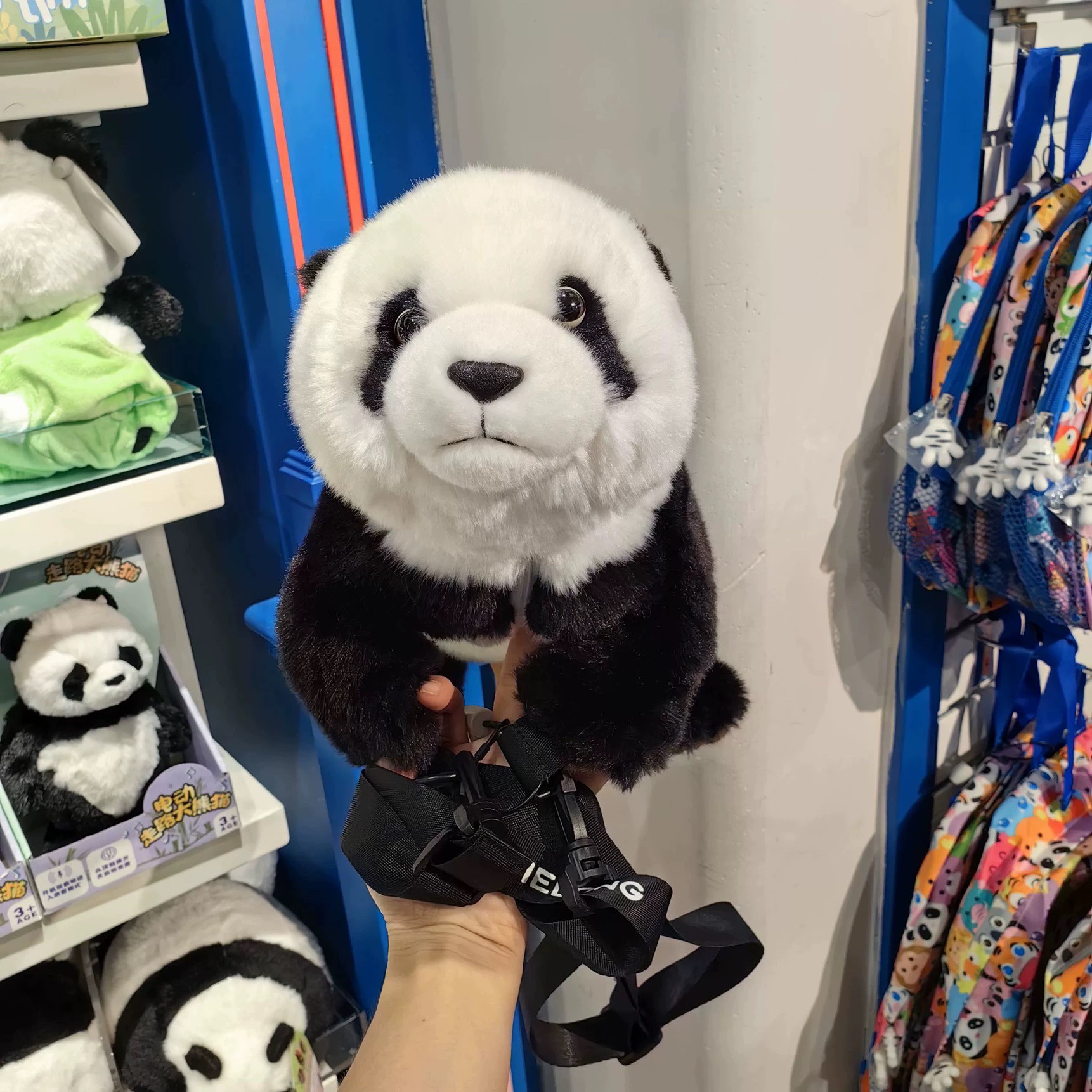 广州长隆纪念品动物园趴趴熊猫斜挎包玩偶毛绒背包玩具抱抱包公仔