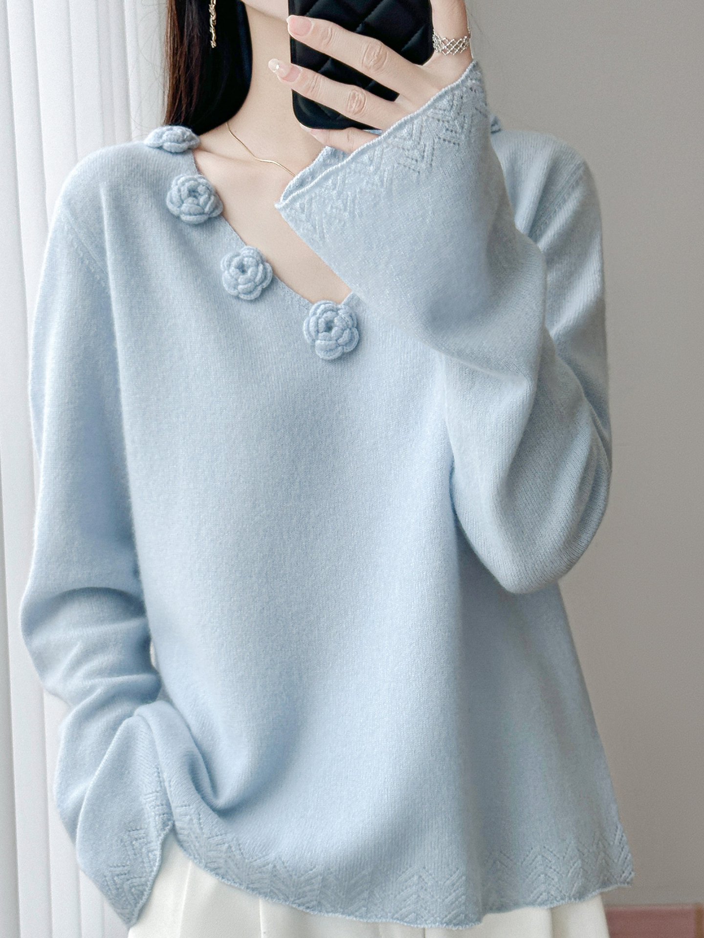 秋冬立体花朵喇叭袖V领100纯羊毛衫女设计感时尚显白针织打底毛衣