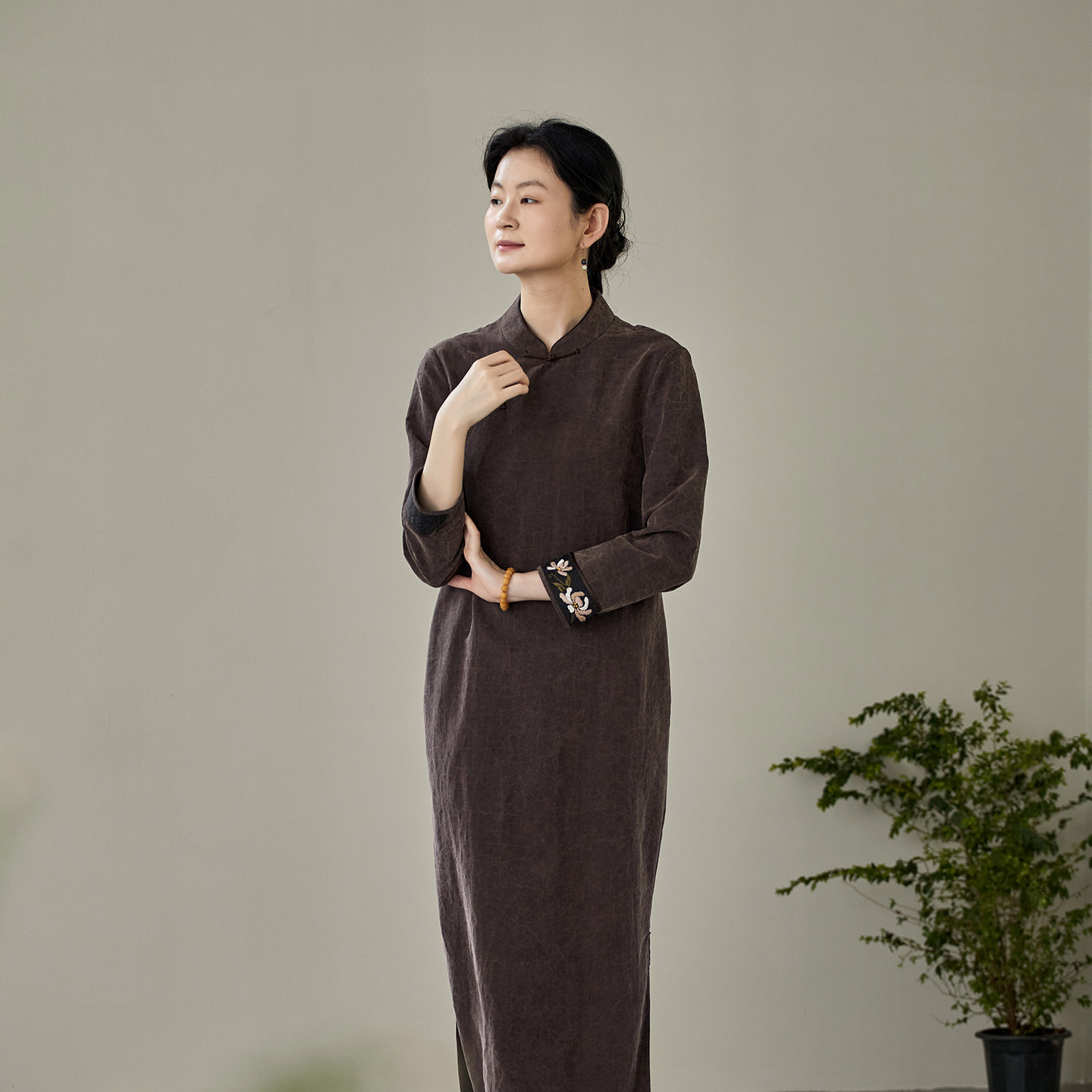 布小匠原创设计桑蚕丝龟纹香云纱偏襟绣花改良旗袍女新中式连衣裙