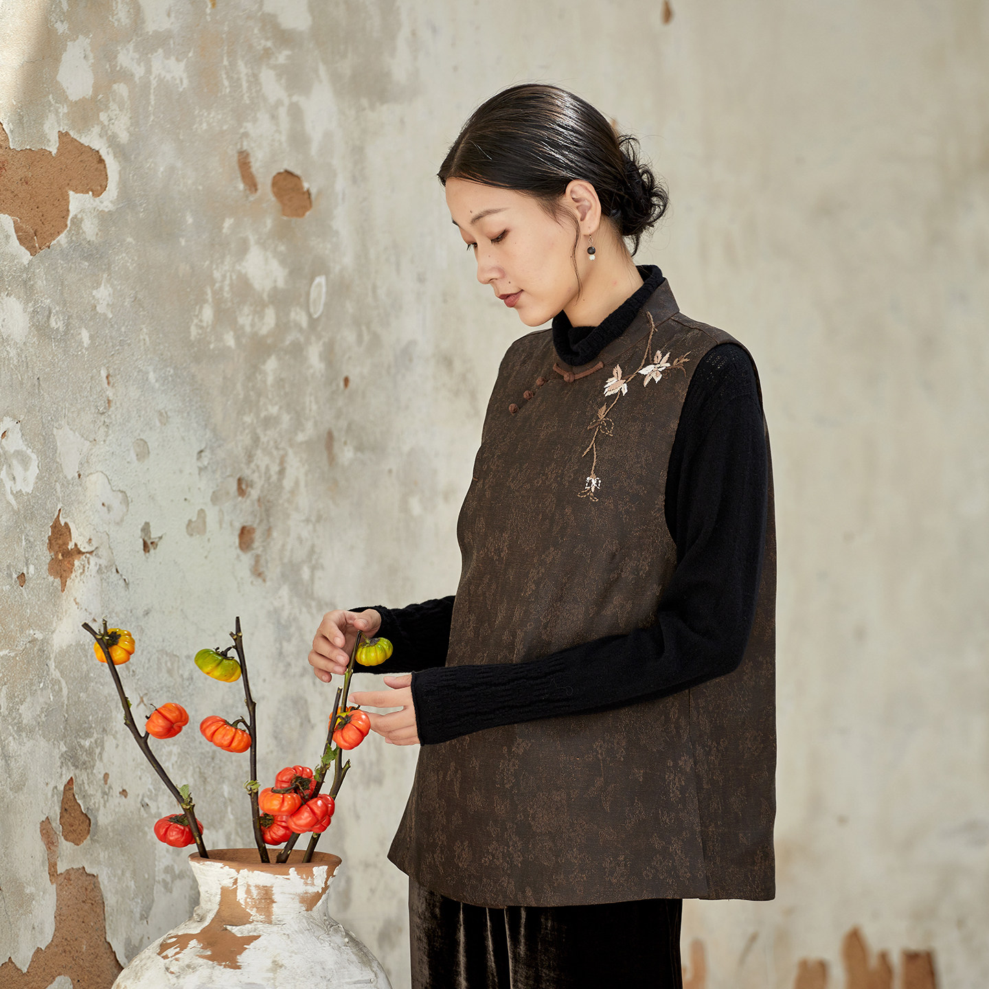 布小匠原创设计桑蚕丝绢纺提花香云纱绣花马甲女2025新款中式马夹,女装/女士精品,马夹,淘宝优惠券,粉丝福利购,淘宝优惠卷