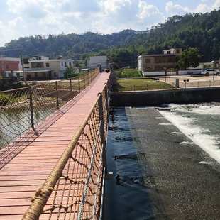 景区水上吊桥农庄木质景观人行吊桥铁索桥户外空中悬索铁链桥厂家