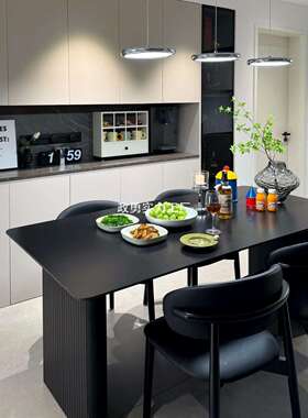 现代简约黑色岩板餐桌椅组合家用小户型轻奢长方形意式饭桌