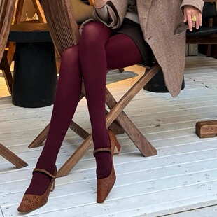 给沉闷冬日一点颜色！复古酒红色丝袜+西装外套搭配起来好时髦~