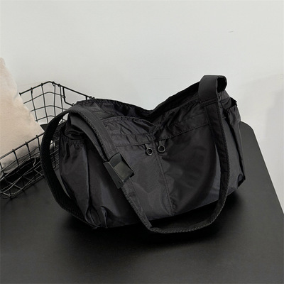 防水牛津布大容量运动斜挎饺子包