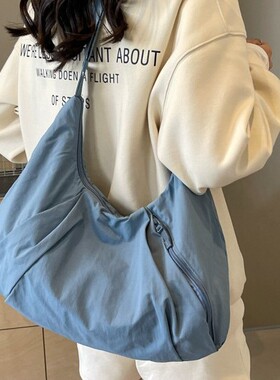 新款斜跨包包女春夏大容量饺子包休闲斜挎包百搭纯色单肩包运动包