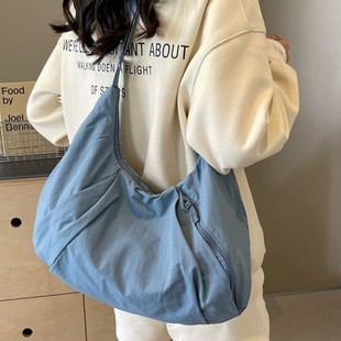 斜跨包包女春夏大容量饺子包休闲斜挎包百搭纯色单肩包运动包 新款