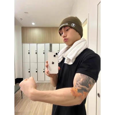 黑色正肩收袖口t恤男夏季显肌肉