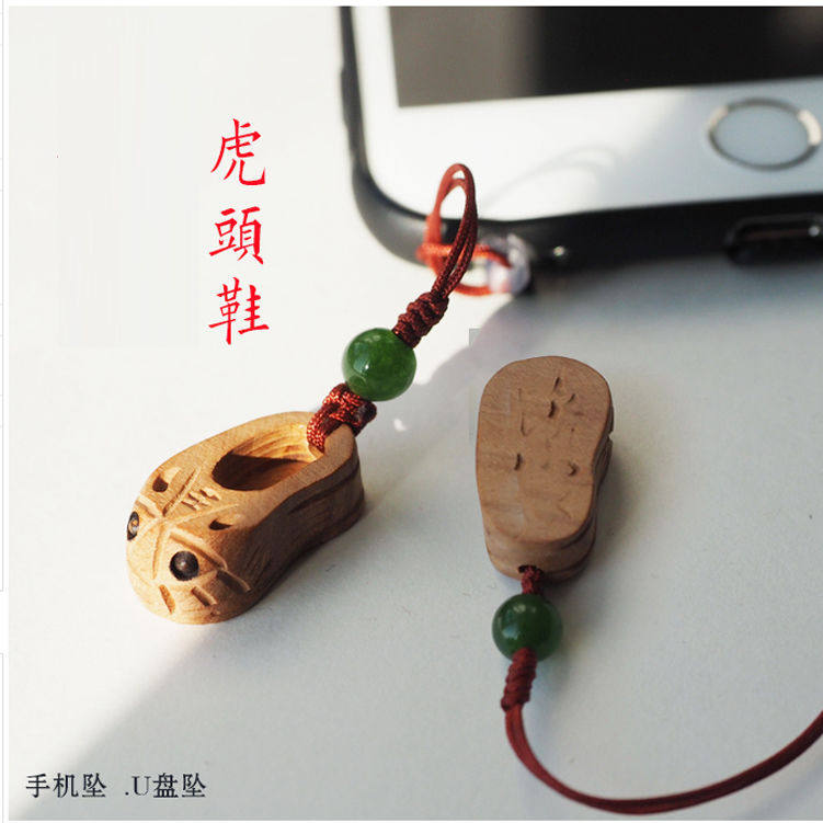 原创 桃木虎头呆萌虎头鞋小吊坠 手机坠 U盘坠 拉链坠包包挂坠