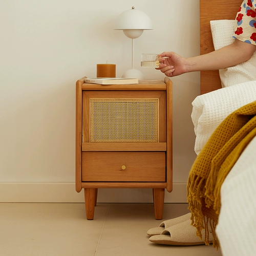 Северная сплошная древесина вишнево -деревянная спальня для хранения ротанга редактирование прикроватного шкаф