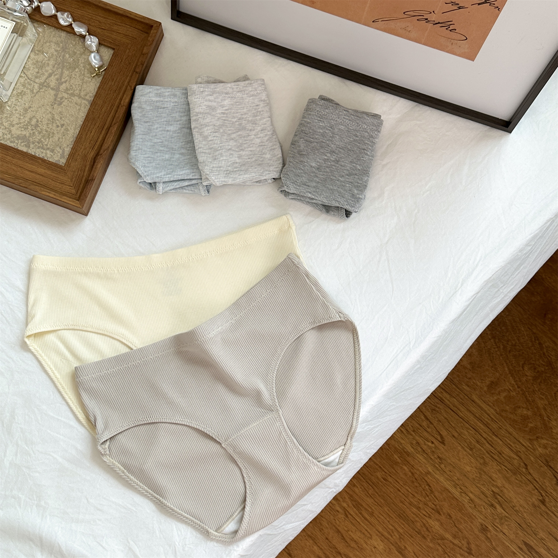 莫代尔纯色透气中腰日系三角裤