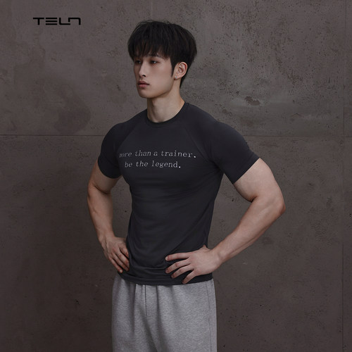 ttelen. 训练者标语速干紧身短袖丨字母标语丨弹力显大丨舒适透气