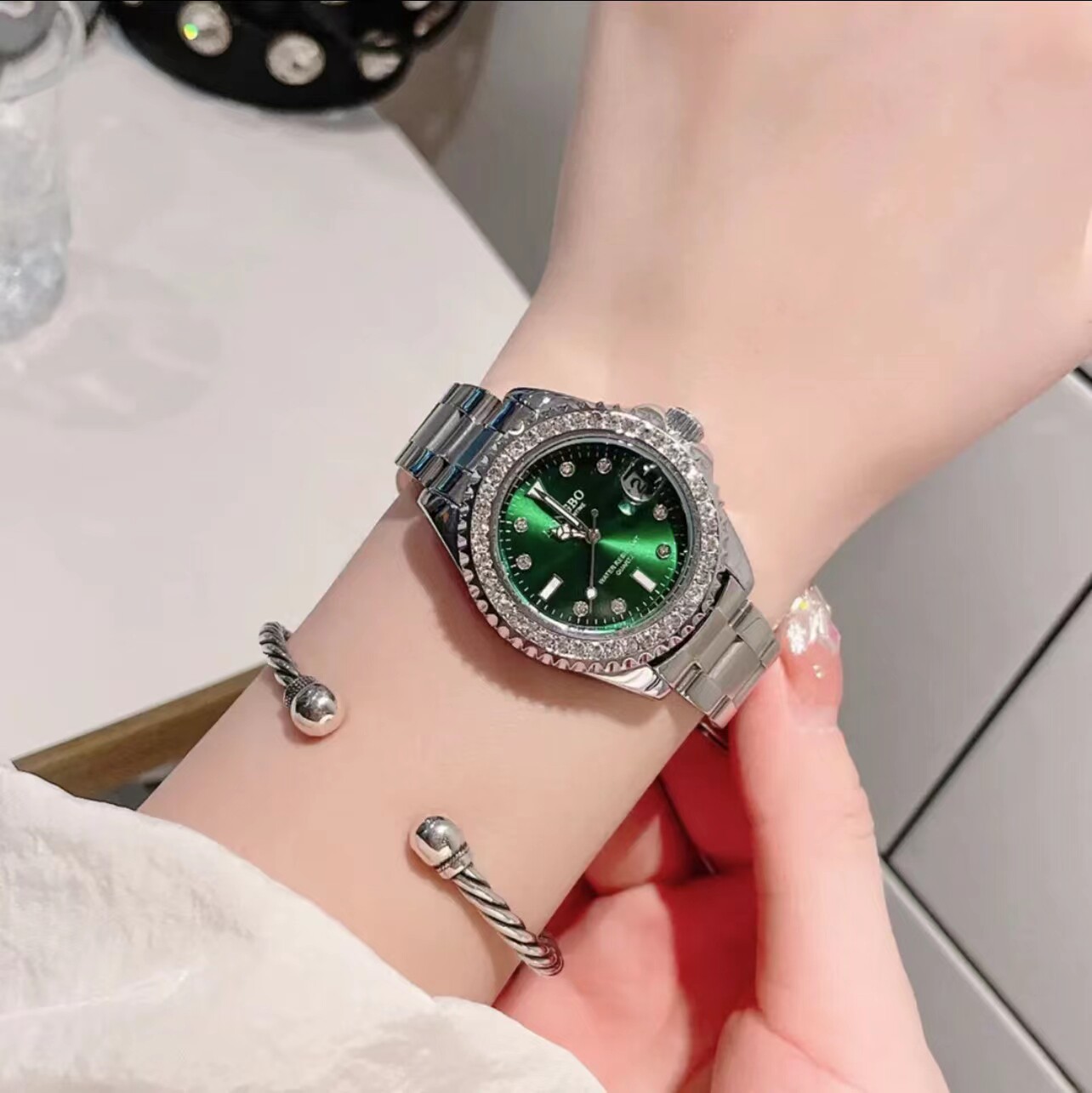 龙波时尚个性百搭高级感满钻女款手表女女士新款女表小绿表