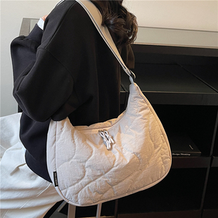 布包斜挎包女包2025新款学生上课通勤包包女款单肩包大容量饺子包