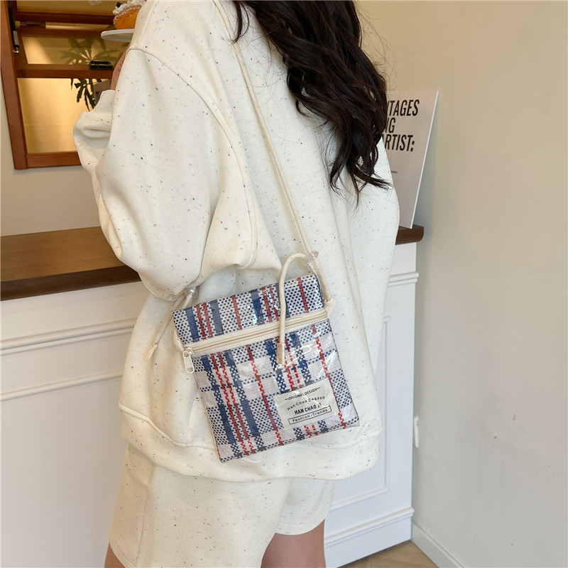 秋冬高级感通勤小众手机斜挎包包女2025新款潮酷蓝色格纹编织袋包