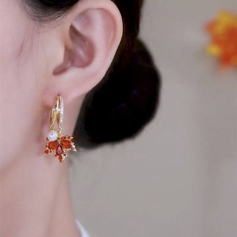 轻奢锆石水晶枫叶耳环女小众设计感时尚百搭珍珠耳扣气质微镶耳饰