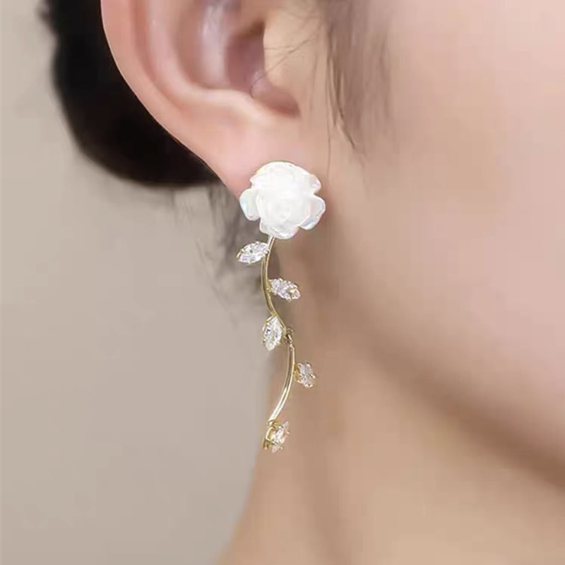 网红气质轻奢白玫瑰花水晶叶子耳环女2025年新款小众设计百搭耳坠