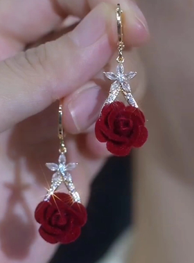 复古红色植绒玫瑰花朵耳环女轻奢高级感气质百搭耳扣优雅镶钻耳饰