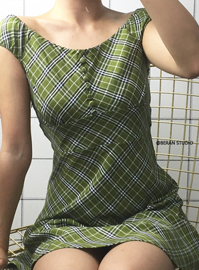 BERAN 复古格纹大圆领一字领排扣高腰收腰显瘦绿色格子连衣裙