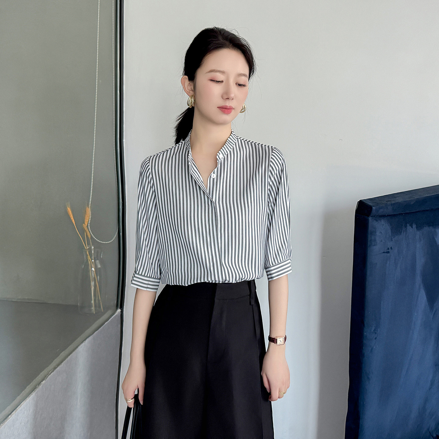 立领灰色条纹中袖衬衫女轻奢高级感港风复古显瘦气质工装正肩上衣图片