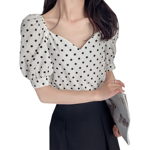 法式方领露锁骨上衣女夏泡泡袖显瘦设计感小众黑色波点雪纺衬衫