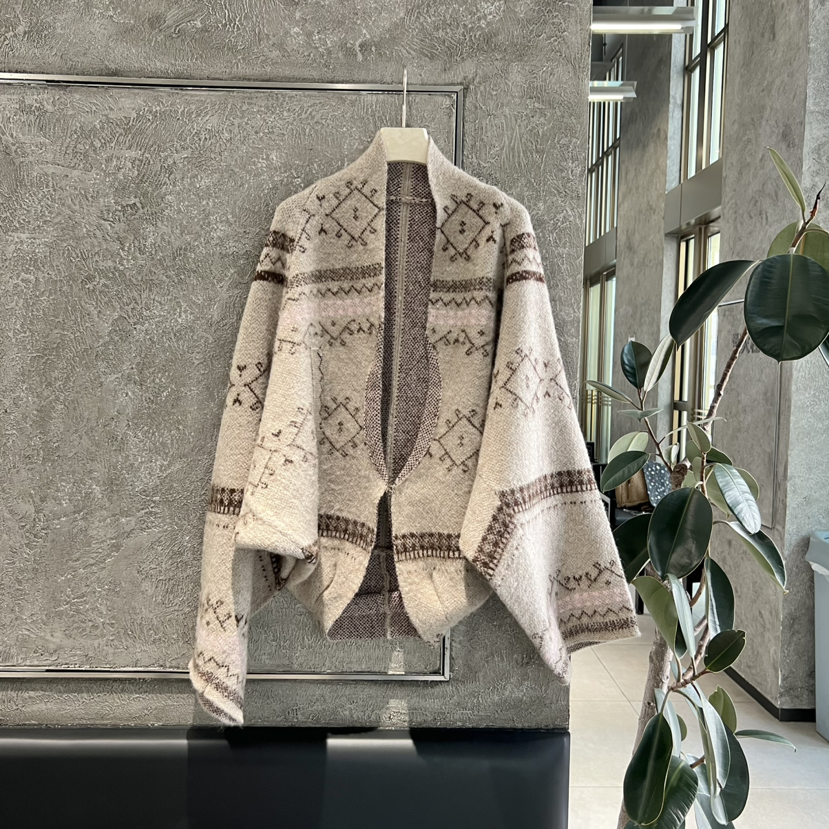 童心设计风低饱和燕麦粉提花连肩保暖毛衣（含25羊毛）DM52012020