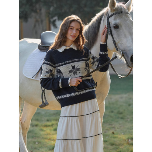 SimpleRetro蓝白棋韵 马年图案提花费尔岛毛衣女斜门襟套头针织衫