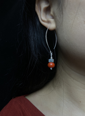 柿子红了。新中式耳环s925银复古做旧不对称方圆枕耳钩南红耳坠饰