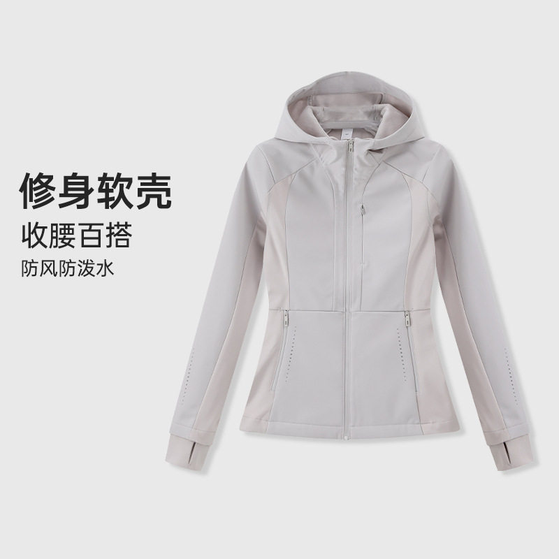 灰色软壳冲锋衣外套女款