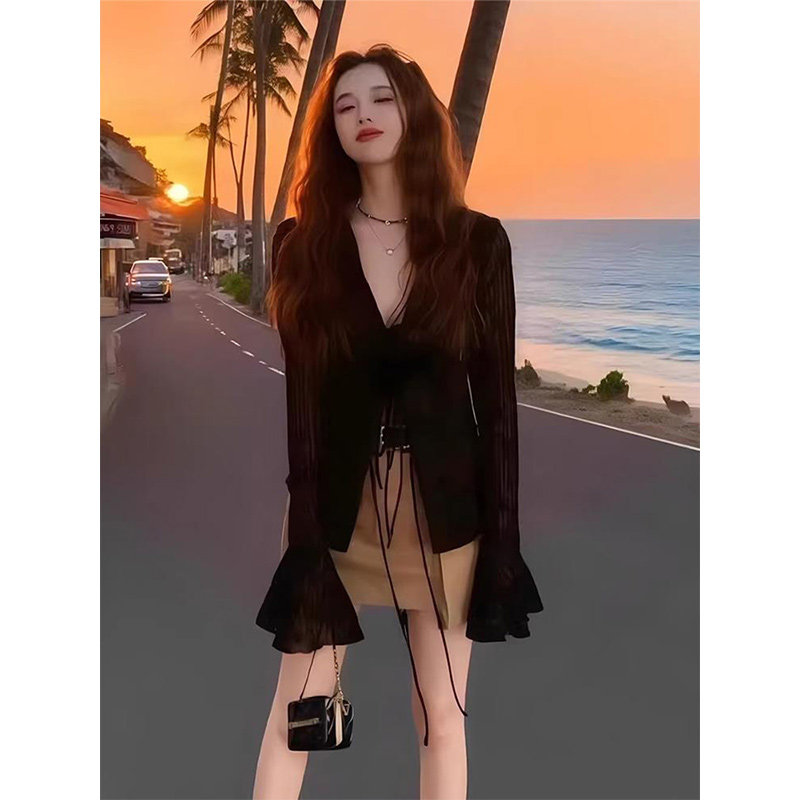好货2026新款薄款高级感早秋轻薄绝美小众气质v领喇叭袖绝美黑色