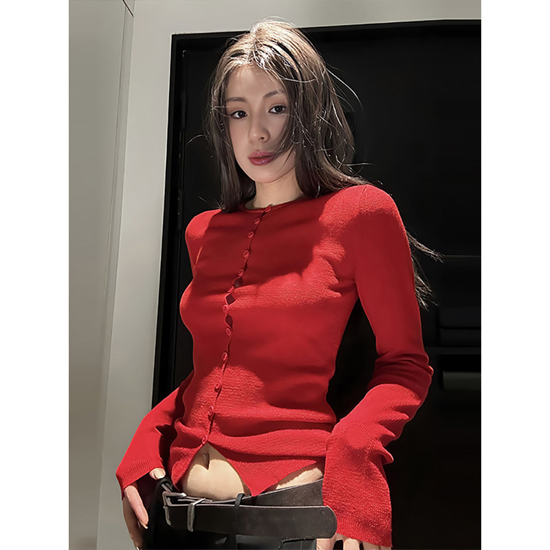纯欲风红色V领纽扣针织衫女春秋修身新年长袖打底衫氛围感薄上衣