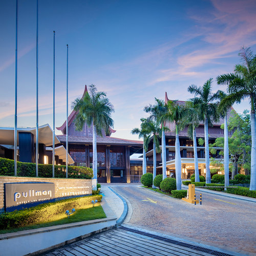 【住】南洋泳池别墅2晚连住 【食】每日2大1小左岸西餐厅自助早餐 【享】入住期间享双人英式下午茶一次 【享】畅玩店内以下娱乐项目：时尚桨板、漂浮毯、儿童手摇船