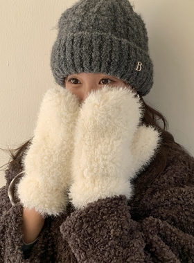 可爱毛绒绒手套女冬季2025新款白色宽松加绒防寒包指手套防寒骑行