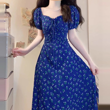 巨好看蓝色碎花连衣裙子女装夏季2025新款独特漂亮掐腰泡泡袖长裙