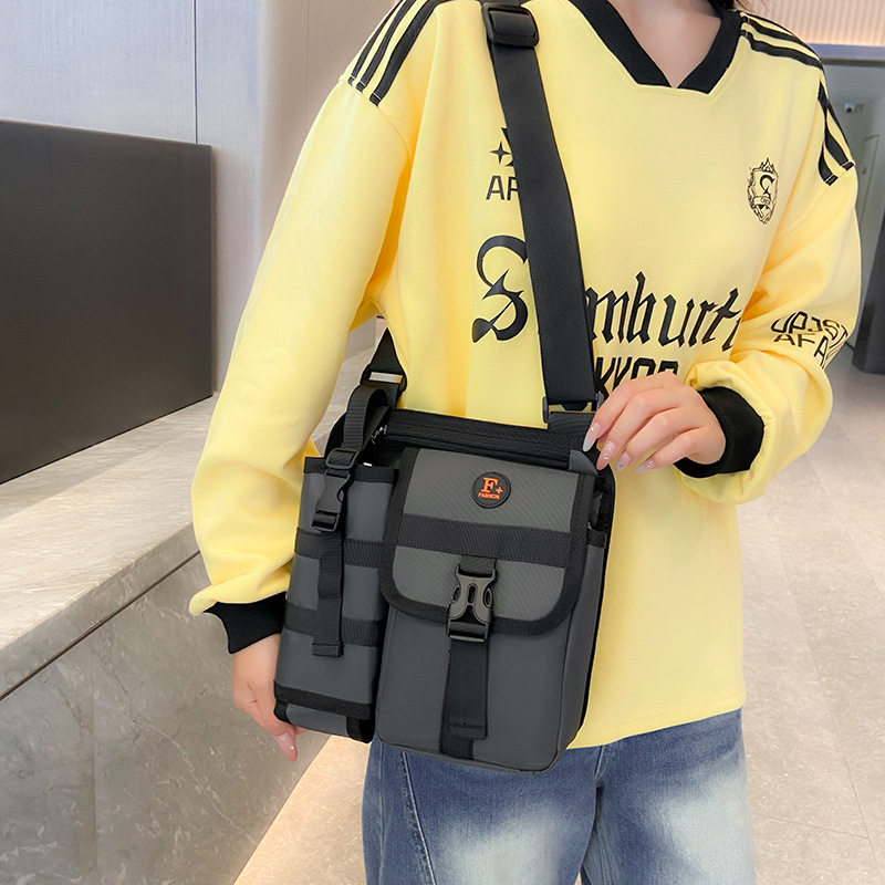 新款户外运动多功能单肩包男休闲百搭大容量斜挎包外出旅游水瓶包