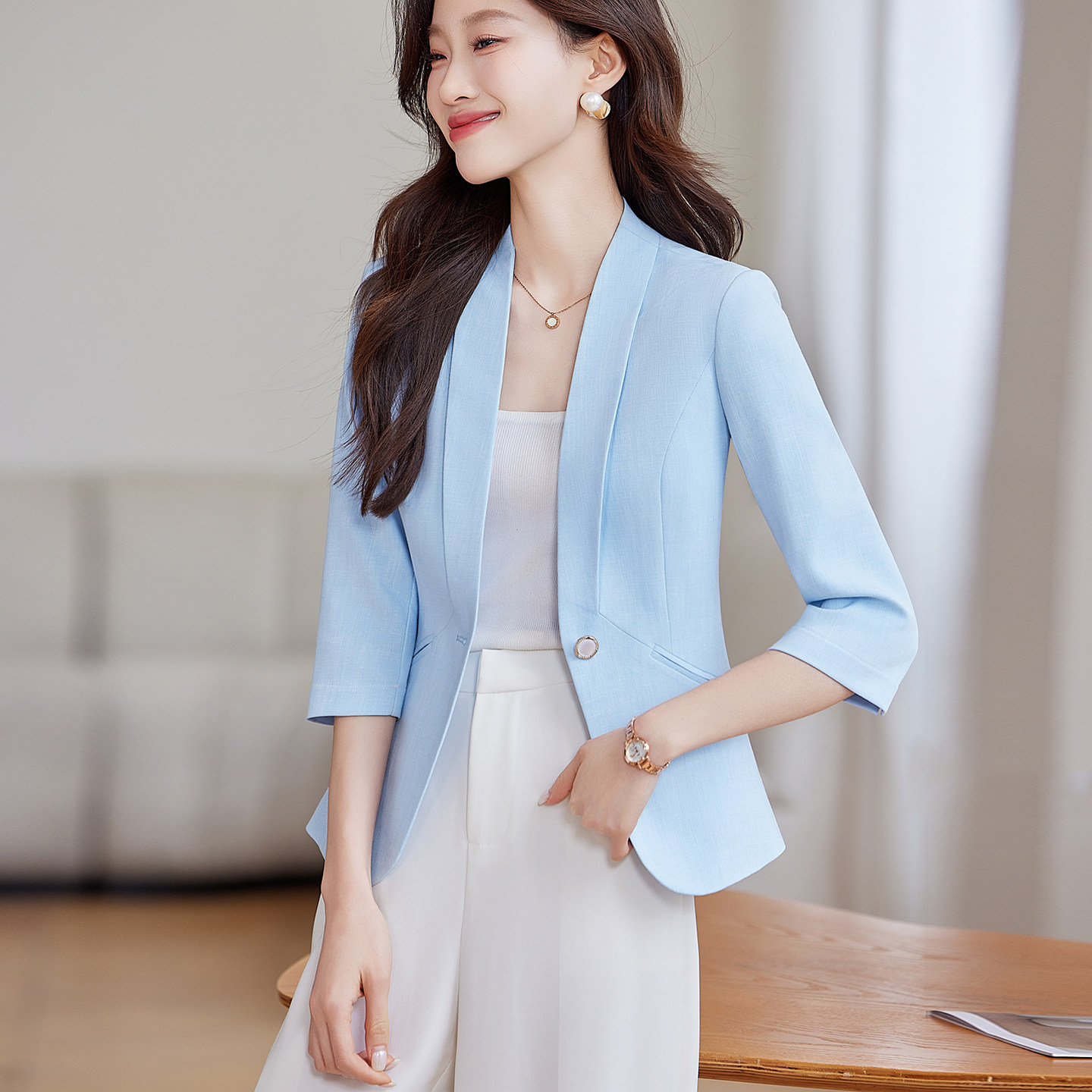 浅蓝色亮丝小西装外套女春夏薄款女神范休闲通勤短款七分袖西服