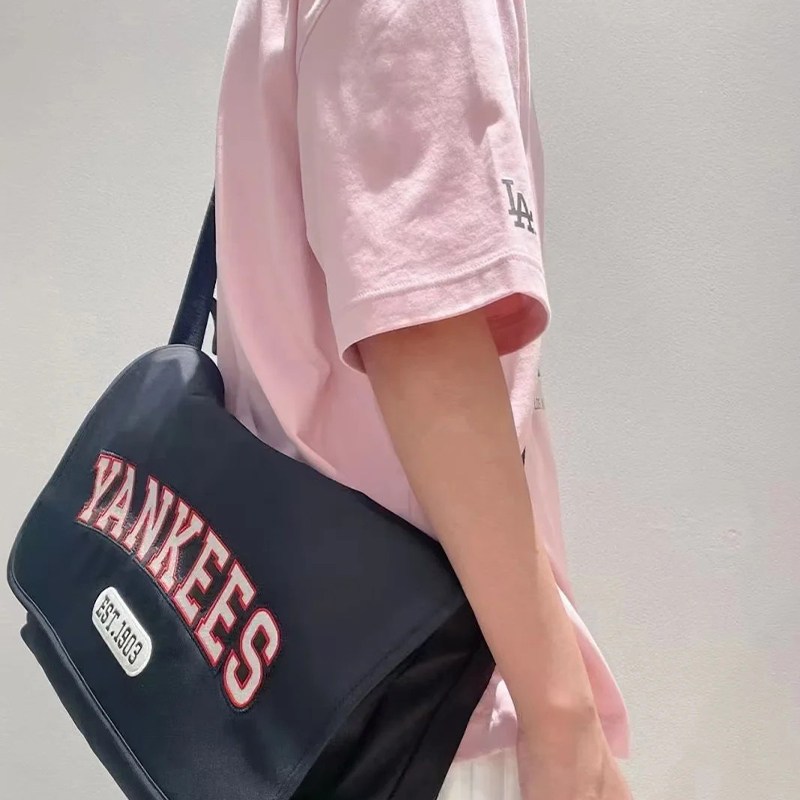【自营】MLB男女情侣时尚单肩斜挎包学院风百搭超大可装电脑CRL01