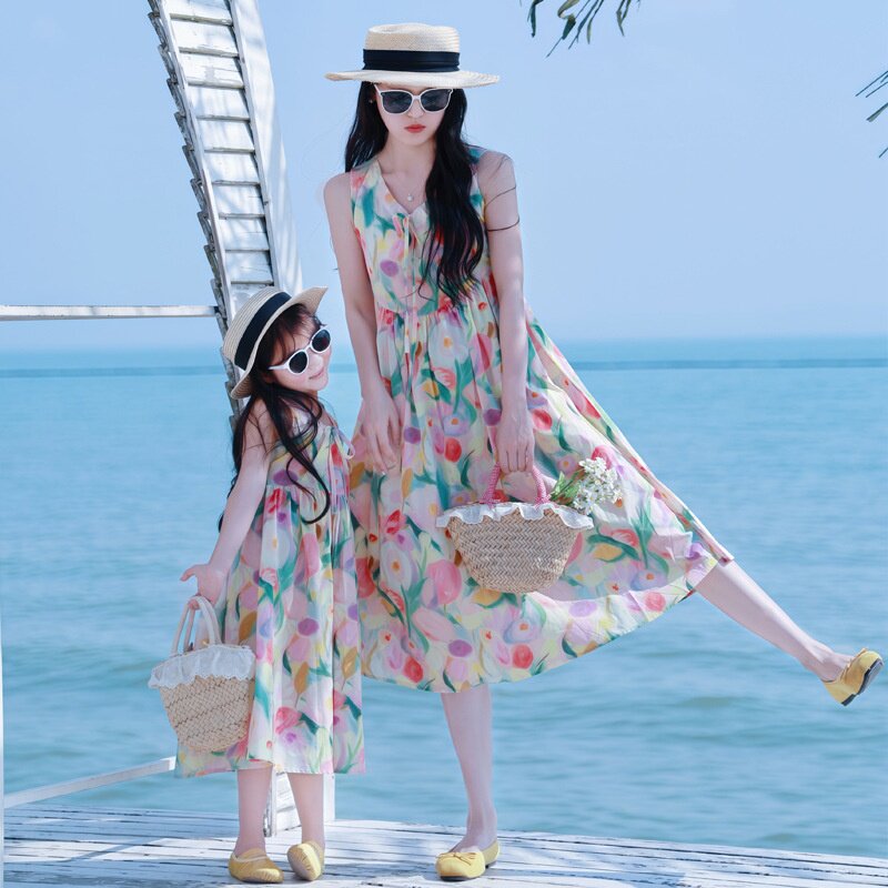 2026新款亲子装母女连衣裙夏季无袖韩版花朵洋气纯棉度假海边女童