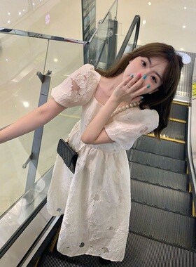 法式温柔风露背泡泡袖连衣裙女夏季2024新款别致设计感初恋长裙子