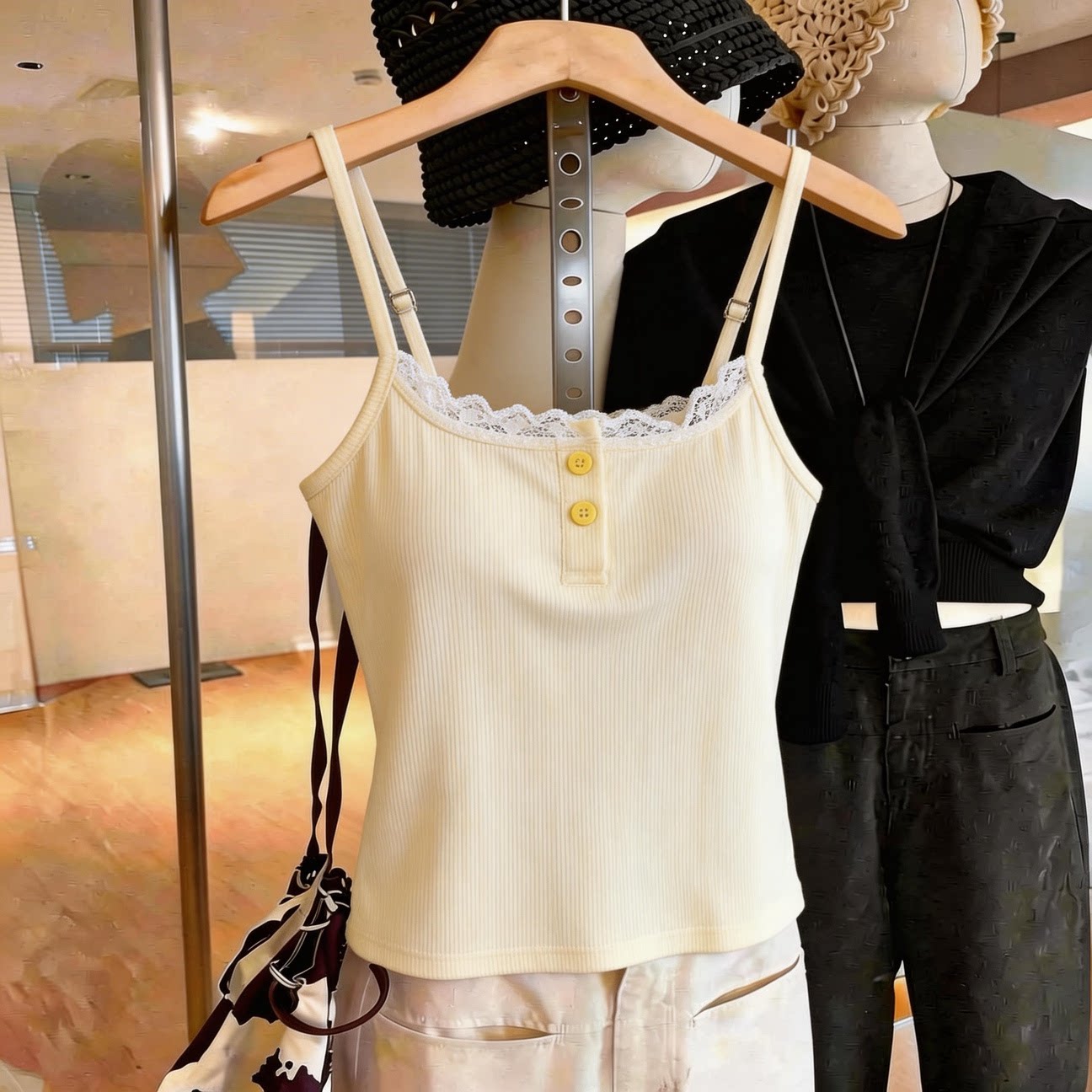 thumbnail for 广州十三行夏新款辣妹外穿一体式胸垫美背心蕾丝拼接吊带奶黄上衣