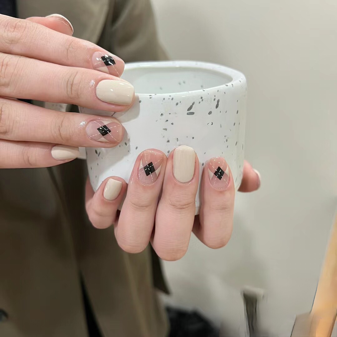 小红书同款美拉德秋冬美式复古黑色菱形格美甲贴片秋冬手绘穿戴甲